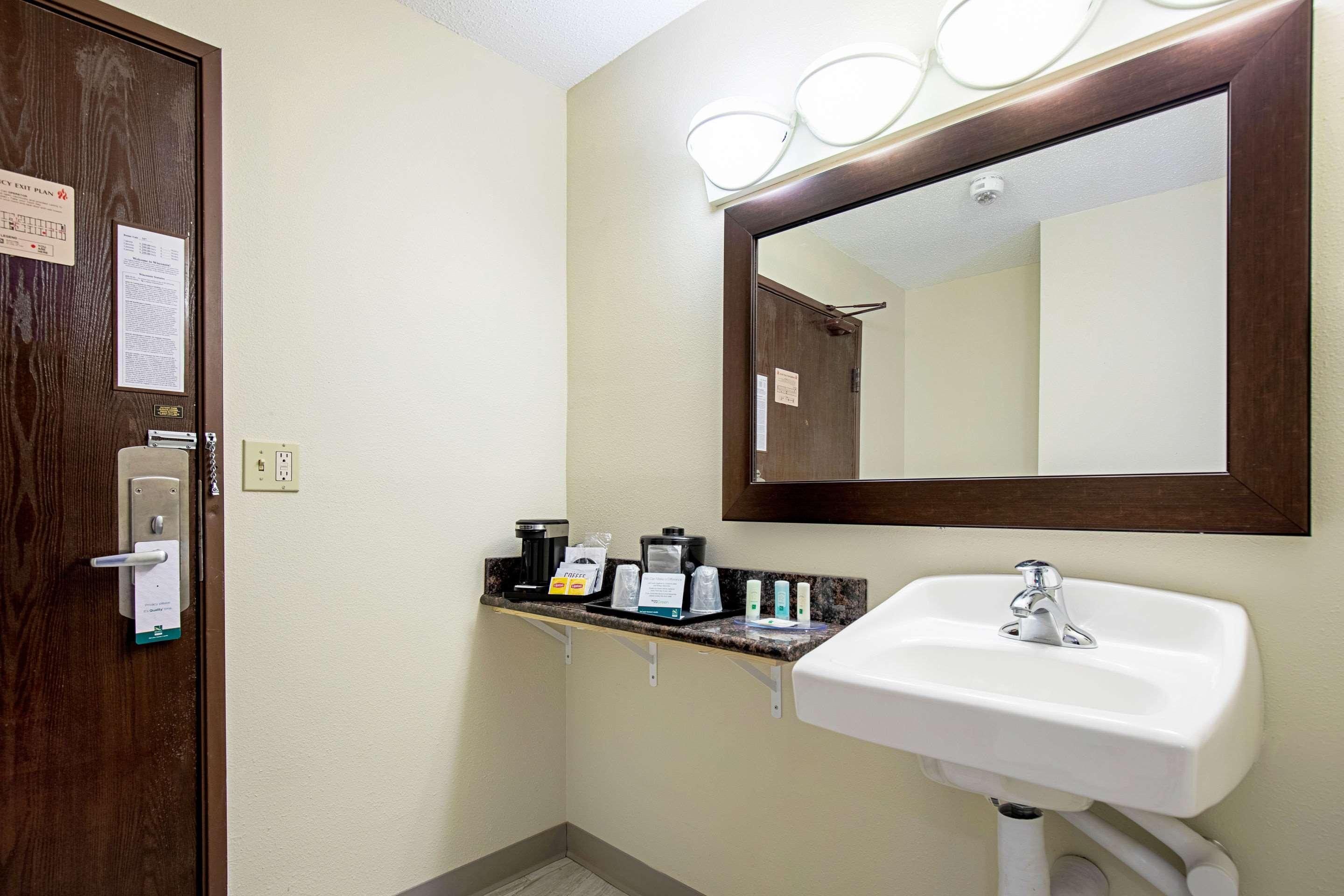 Quality Inn & Suites Milwaukee Exterior foto